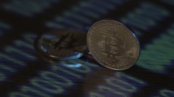 Bergbau Bitcoins btc auf dem Bauernhof. Einnahmen aus digitaler Kryptowährung im Internet. — Stockvideo