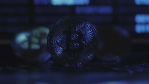 Bitcoin 동전에 바이너리 코드의 반영입니다. 암호화-통화의 광업입니다. 암호화 통화 Bitcoin의 수입에 마이닝 농장. — 비디오