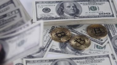 Bitcoins Btc sikke 100 Amerikan Doları faturaları ile döner.