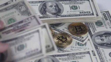 Bitcoins Btc sikke 100 Amerikan Doları faturaları ile döner.
