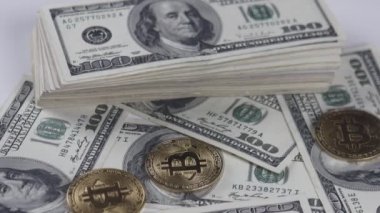 Bitcoins Btc sikke 100 Amerikan Doları faturaları ile döner.