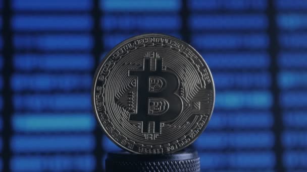 Moneta di bitcoin BTC sullo sfondo del codice binario . — Video Stock