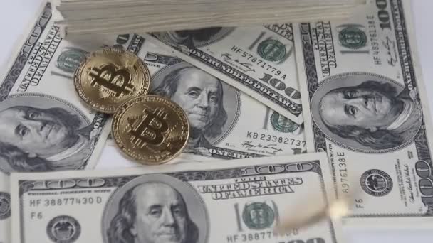 Monedas de bitcoin BTC caen en los billetes de dólares estadounidenses en cámara lenta — Vídeos de Stock