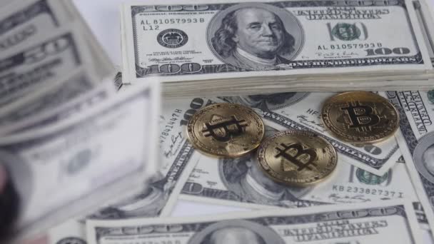 Bitcoin BTC monete rotanti con banconote da 100 dollari americani . — Video Stock