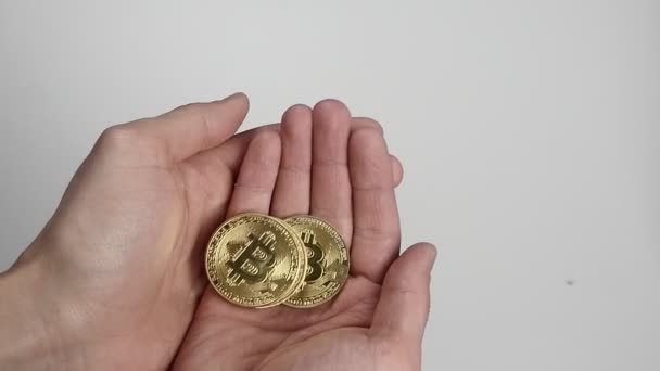 Close-up van de handen van een man gooien van munten bitcoin Btc in slow motion. — Stockvideo