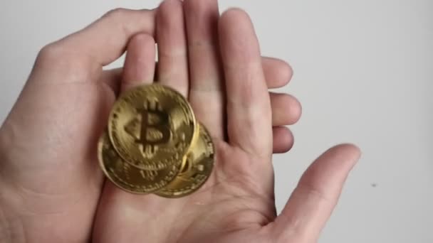 Gros plan Mains d'un homme vomir pièces Bitcoin BTC au ralenti . — Video