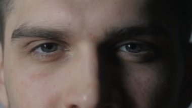 Genç adam kameraya makro 4 k görüntüleri gri gözlerime bakarak