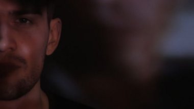 Yakın çekim bir video ya da Tv veya bilgisayar monitörü film izlerken erkek gri göz. Onun yüzünde yansıma