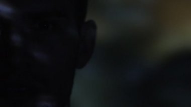 Yakın çekim bir video ya da Tv veya bilgisayar monitörü film izlerken erkek gri göz. Onun yüzünde yansıma