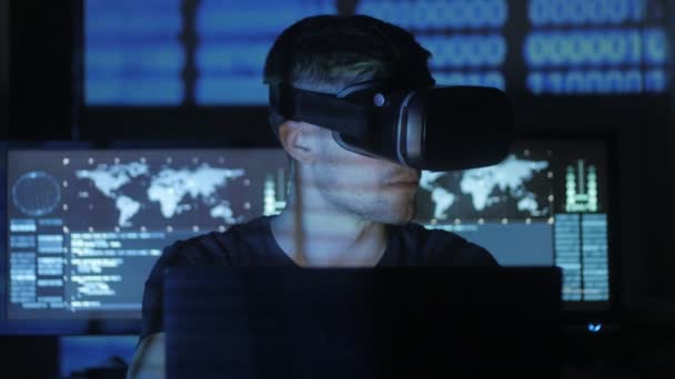 Homme programmeur pirate utilise un casque de réalité virtuelle pour la programmation. Technologies de l'information du futur . — Video