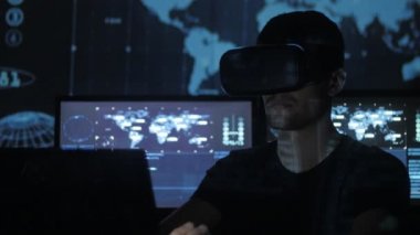 Adam hacker programcı bir sanal gerçeklik kask programlama için kullanır. Bu geleceğin teknolojileri.
