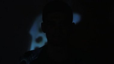 Bir video ya da Tv veya bilgisayar monitörü film izlerken bir gencin kapatın. Yansıma onun yüzünde. Timelapce