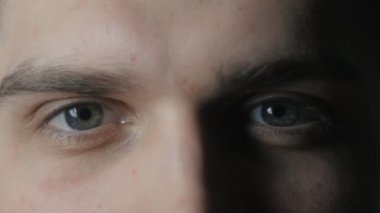 Genç adam kameraya makro 4 k görüntüleri gri gözlerime bakarak
