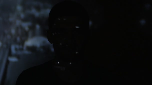 Timelapce Portrait d'un jeune homme regardant une vidéo ou un film à la télévision ou sur un écran d'ordinateur. Réflexion sur son visage 