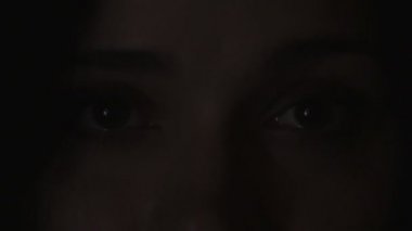 Bir video ya da Tv veya bilgisayar monitörü film izlerken bir genç kadının gözlerini kapatın. Yansıma yüzünde