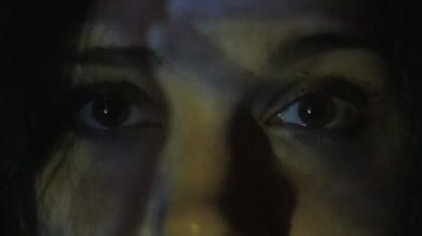 Timelapce - bir video ya da Tv veya bilgisayar monitörü film izlerken bir genç kadının gözleri yakından. Yansıma yüzünde