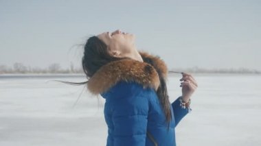 Kış açık, neşeli bir genç kadın portresi. Kız mutlu ve gülüyor.