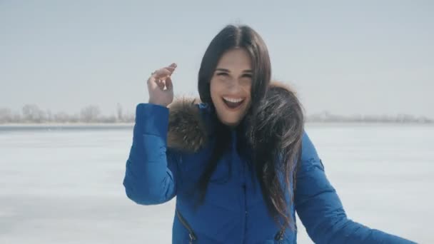 Portret van een vrolijke jonge vrouw. Het meisje is blij en lacht. — Stockvideo