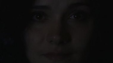 Bir video ya da Tv veya bilgisayar monitörü film izlerken bir genç kadının portresi kapatın. Yansıma yüzünde