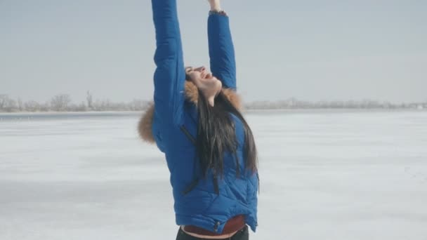 Joven alegre chica se regocija y aplaude sus manos en invierno al aire libre — Vídeos de Stock