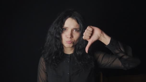 Egy vidám, fiatal nő portréja látható hüvelykujj-le. — Stock videók
