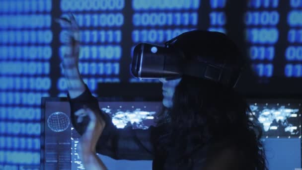 Kvinna hacker programmerare använder virtuell verklighet hjälm för programmering. Det framtidens teknik. — Stockvideo