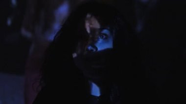 Bir video ya da Tv veya bilgisayar monitörü film izlerken bir genç kadının portresi kapatın. Yansıma yüzünde