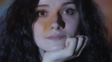 Bir video ya da Tv veya bilgisayar monitörü film izlerken bir genç kadının portresi kapatın. Yansıma yüzünde