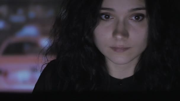 Close up of Jovem mulher joga simulador de videogame com laptop no quarto escuro. Dupla exposição do jogo no rosto e na parede . — Vídeo de Stock