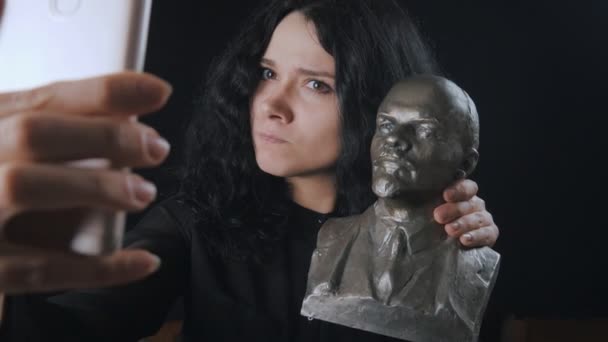 Neşeli bir hanımla bir selfie Lenin büstü ile yapar. — Stok video