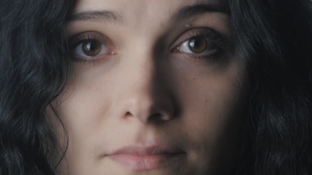 Close up portrait of woman with brown eyes — Stock Video