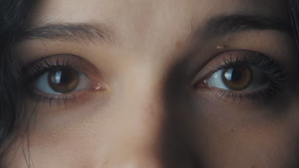 Cerca de las mujeres grandes ojos marrones — Vídeos de Stock