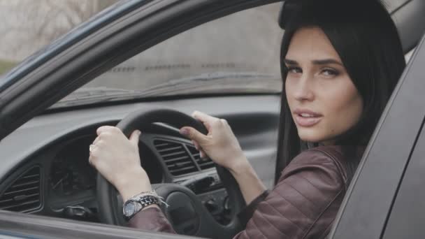 Portret piękna młoda kobieta siedzi za kierownicą w samochodzie — Wideo stockowe