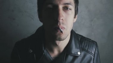 bir sigara yüzsüz bir genç adam portresi