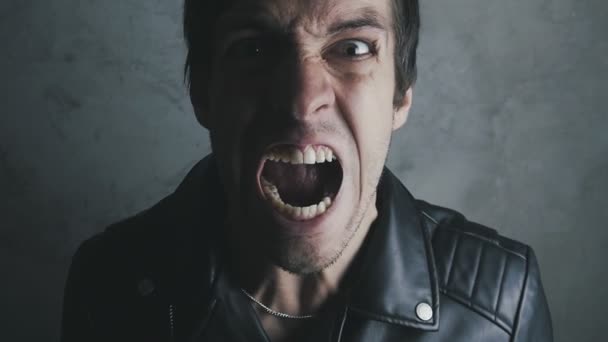 Porträt eines wütenden brutalen Mannes, der schreit. Gefahr Gewalt. Zigarette fällt aus dem Mund — Stockvideo