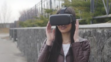 genç güzel kadın Vr-kulaklık veya sanal gerçeklik kulaklık açık kullanarak deneyim elde