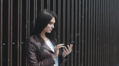 genç güzel kadın manifatura şehir içinde smartphone