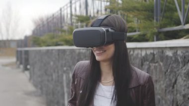 genç kadın Vr-kulaklık veya sanal gerçeklik kulaklık açık kullanarak deneyim elde