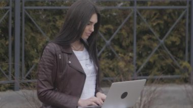 Dizüstü bilgisayar açık ara kullanarak genç çekici işkadını Close-Up