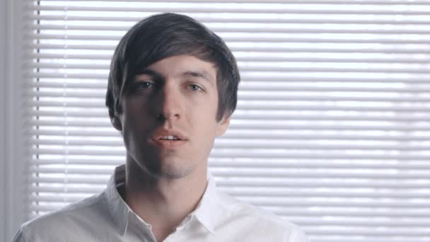 Retrato de hombre con camisa blanca masticando chicle. Un oficinista está masticando chicle. . — Vídeo de stock