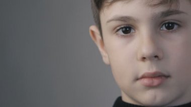 küçük erkek yaşı 10 yıl kameraya bakarak portresi kapatın