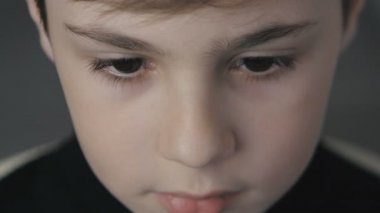 küçük erkek yaşı 10 yıl kameraya bakarak portresi kapatın