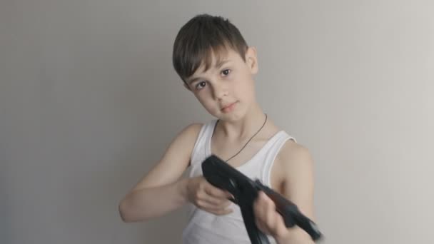 Портрет мальчика играет с игрушечным пистолетом — стоковое видео