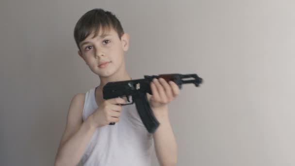 Retrato de niño juega con la pistola de juguete — Vídeo de stock