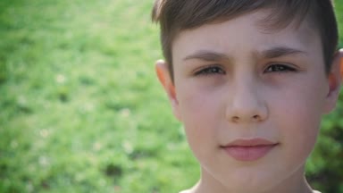 Bir çocuk 10 yaşında bahar ya da yaz yeşil bir arka plan üzerinde portresi kapatın.