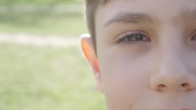 Bir çocuk 10 yaşında bahar ya da yaz yeşil bir arka plan üzerinde portresi kapatın.