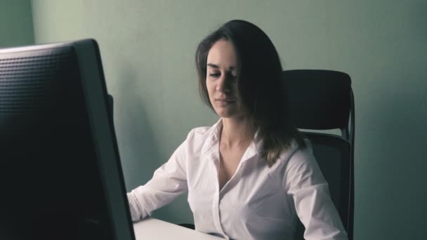 Üzletasszony számítógépen irodában dolgozik, fehér inget portréja — Stock videók