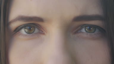 Güzel bir genç kadının açık yeşil göz Close-Up