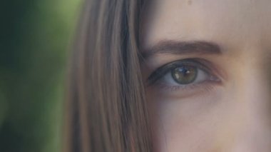 Güzel bir genç kadının açık yeşil göz Close-Up