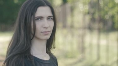 güzel genç kadın açık yeşil park portresi. Yakın çekim